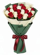 Букет Микс из красных и белых роз в Знаменском Омской области