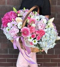 Цветочная композиция из Розы, Хризантемы, Пионы и Лизиантусы в корзине в Знаменском Омской области