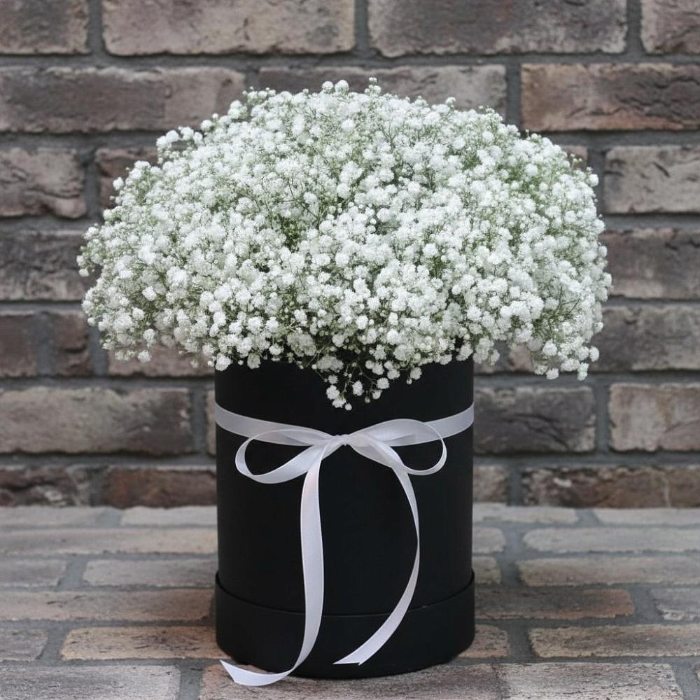 Цветочная композиция из Гипсофила в шляпной коробке в Знаменском Омской области