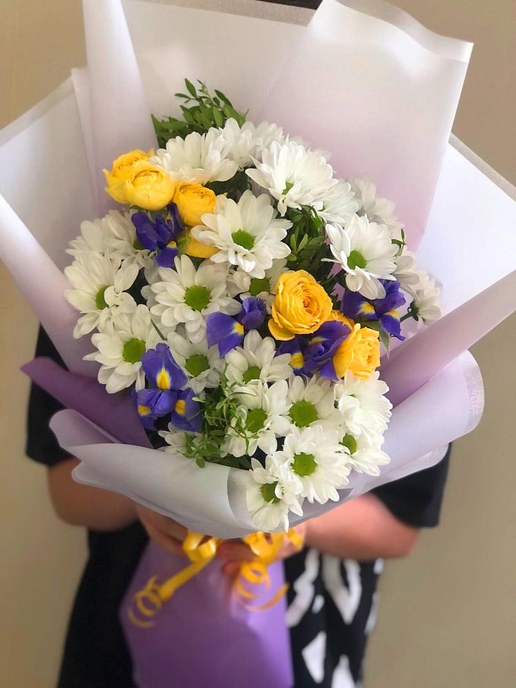 Букет цветов из: Ирисы, Хризантемы и Розы в Знаменском Омской области