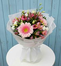 Букет цветов из:  Герберы, Альстромерии и Лизиантусы в Знаменском Омской области