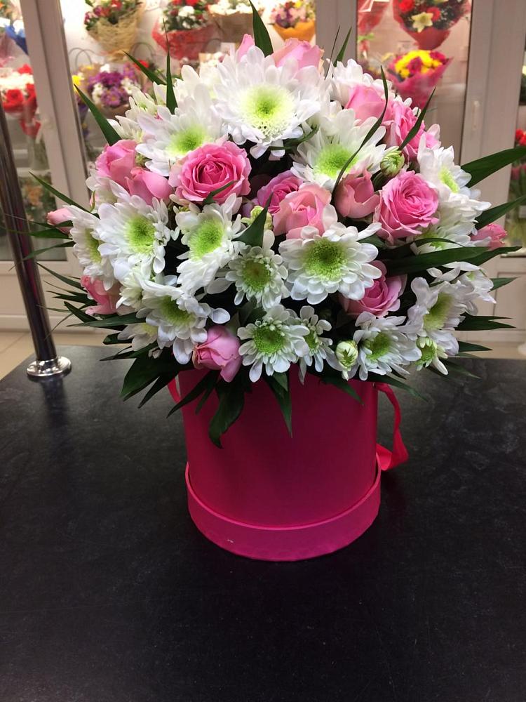 Цветочная композиция из Розы и Хризантемы в шляпной коробке в Знаменском Омской области