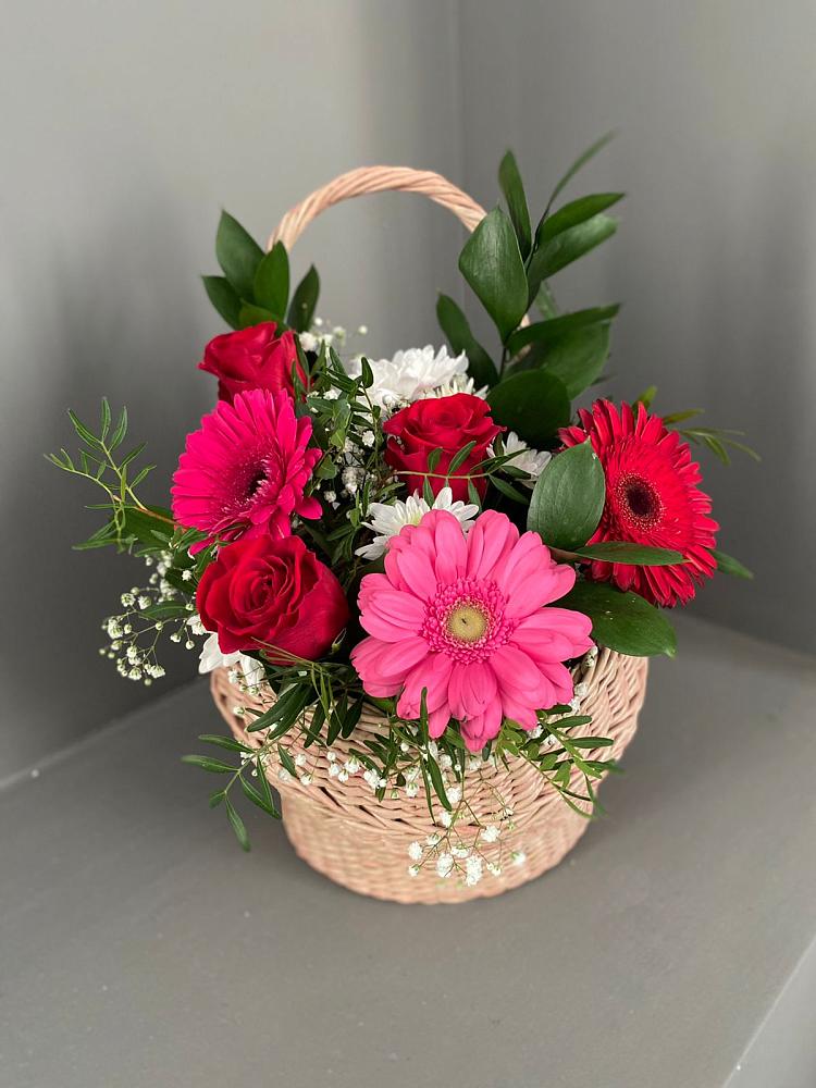 Цветочная композиция из Розы, Хризантемы и Герберы в корзине в Знаменском Омской области