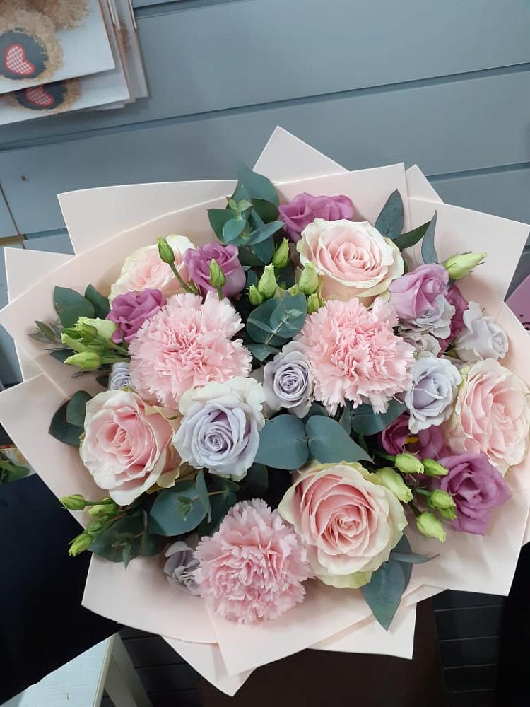 Букет цветов из: Розы, Гвоздики и Лизиантусы в Знаменском Омской области