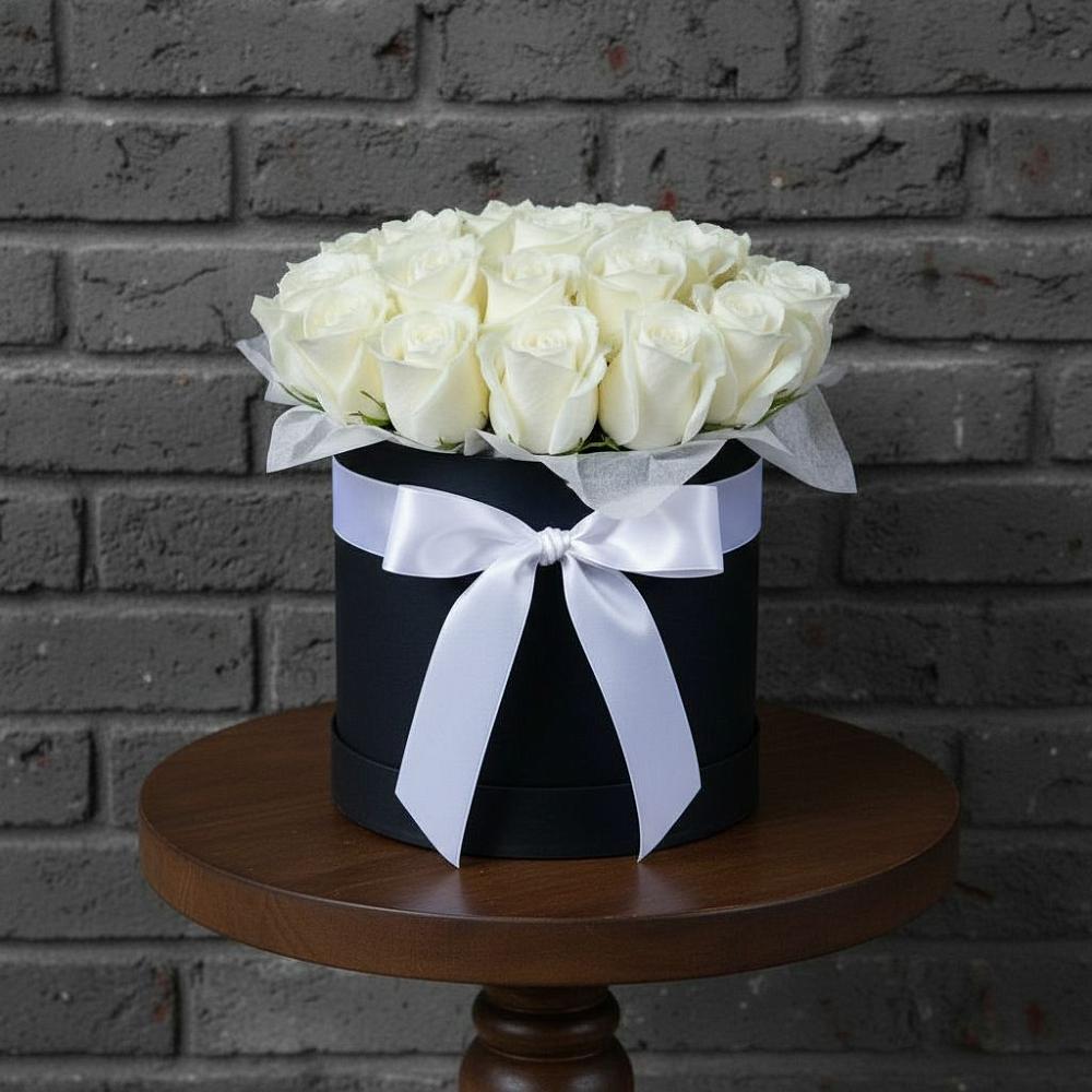 Цветочная композиция из Розы в шляпной коробке в Знаменском Омской области