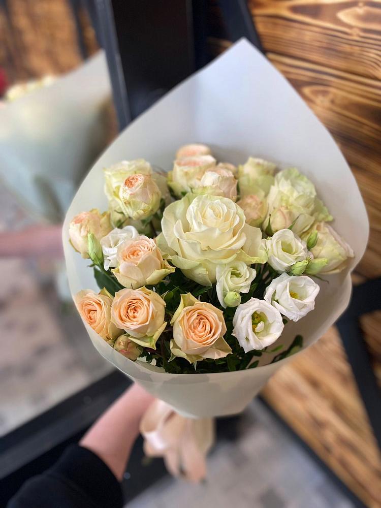 Букет цветов из: Розы и Лизиантусы в Знаменском Омской области