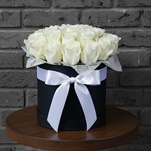 Цветочная композиция из Розы в шляпной коробке в Знаменском Омской области